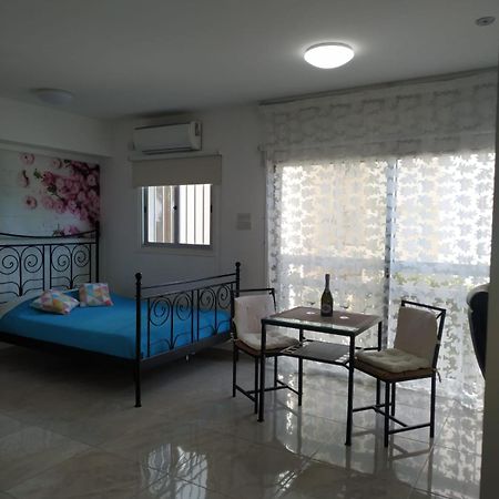 Stelia'S Seagate Studio Apt. Larnaca Bagian luar foto