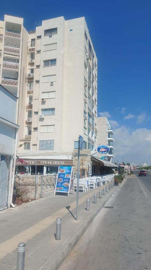 Stelia'S Seagate Studio Apt. Larnaca Bagian luar foto