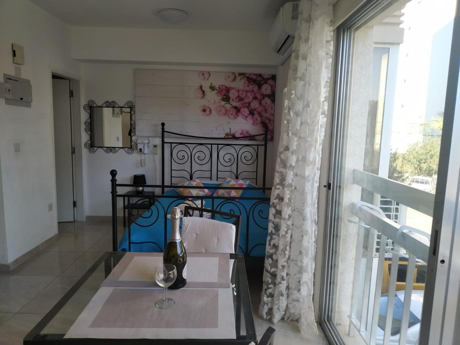 Stelia'S Seagate Studio Apt. Larnaca Bagian luar foto